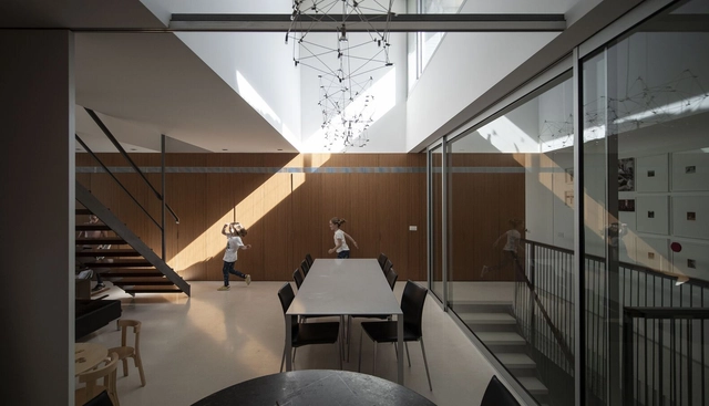 Casa Portassa / Sagristà-Simó - Fotografía interior, Casas, Cocina, Puerta, Escaleras, Barandas, Fijación Vigas, Mesas, Iluminación, Sillas
