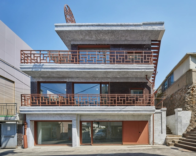 Edificio de uso mixto Blind Alley / LJL Architects - Fotografía exterior, Arquitectura Comercial, Fachada, Escaleras, Barandas, Balcón, Fijación Vigas