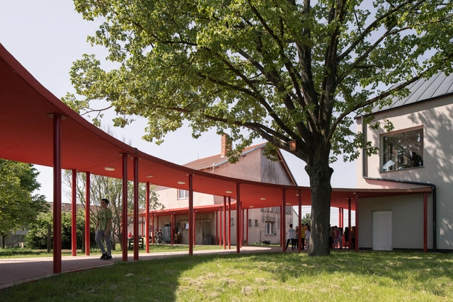 Escuela Primaria Szentpéterfa / Can Architects - Fotografía exterior, Escuela Primaria, Jardín, Fachada