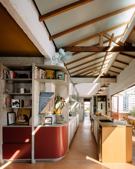 Cobertura Barão de Tatuí / Pianca Arquitetura + Sabiá Arquitetos - Fotografia de Interiores, Renovação, Cozinha, Viga, Corrimão, Escada