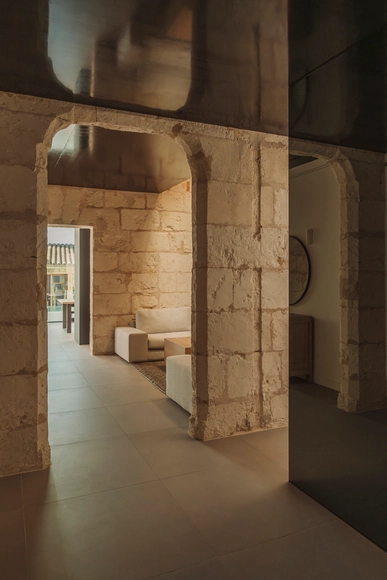 Casa Interstici / NØRA studio - Fotografía interior, En Detalle, Pilares, Arco, Fachada, Puerta