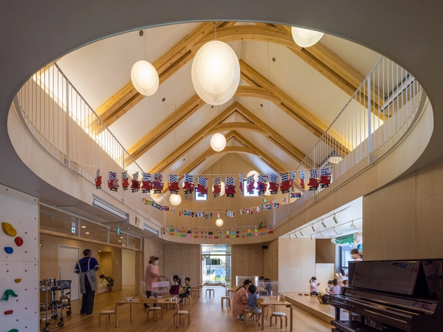 Escola Infantil Himawari / AKAIKE TOHYAMA ARCHITECTS - Fotografia de Interiores, Jardim De Infância, Porta, Arco, Banco, Cadeira