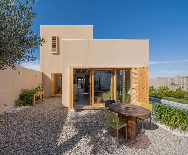 Viviendas unifamiliar pasiva y bioclimática en Santiago de la Ribera / Ecoproyecta - Fotografía exterior, Casas, Fachada, Puerta, Mesas