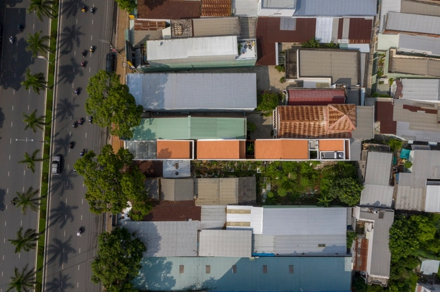 Bridging the Gap: 15 Atypical Living Solutions in Urban Remnants - Featured Image