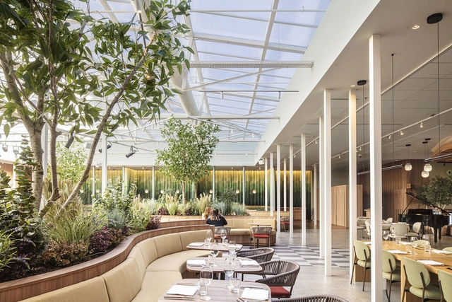 Simultaneo en Hotel Plaza, Barcelona  / El Equipo Creativo - Fotografía exterior, Renovación, Jardín, Fachada, Mesas, Sillas