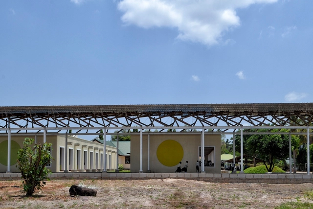 Escuela primaria Mkombozi / Architectural Pioneering Consultants - Fotografía exterior, Escuelas, Fachada, Arco, Fijación Vigas