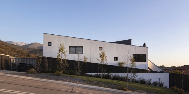 Sloping House / Claudio Santander + María Ines Buzzoni - Exterior Photography, Houses, Facade, Door