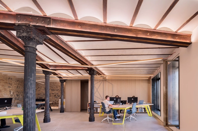 Estudio de Arquitectura / Vértice Arquitectura - Fotografía interior, Preservación Histórica, Fijación Vigas, Fachada, Mesas, Iluminación, Sillas, Bancas