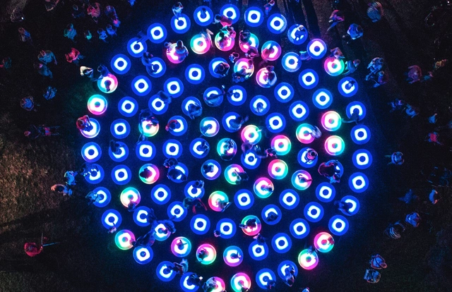 Mulheres artistas exploram a interseção entre luz, espaço, tecnologia e comunidade - Imagem de Destaque