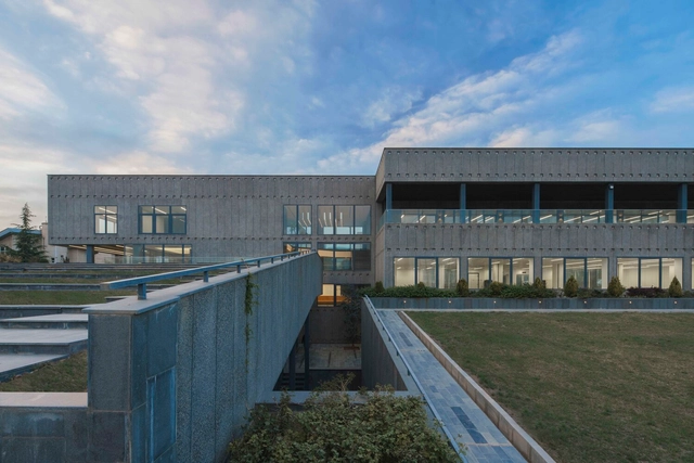 Saman Satellite Office Building / Hooba Design - Exterior Photography, Institutional Buildings, Garden, Facade