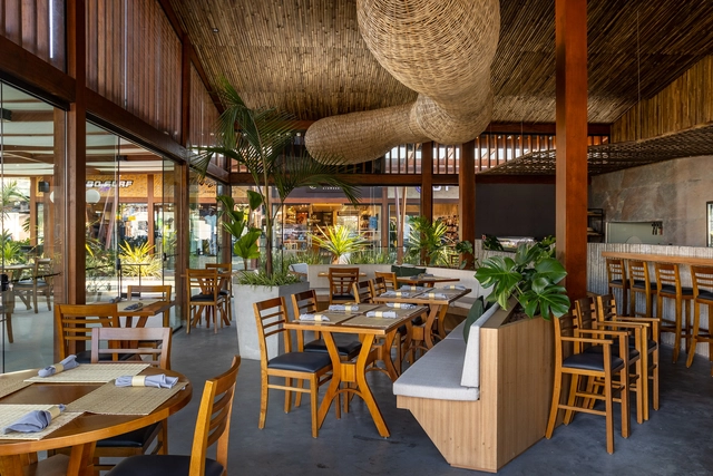 Luisa Restaurante Sushi e Bar / Pitta Arquitetura - Fotografia de Interiores, Restaurante, Viga, Mesa, Cadeira, Iluminação