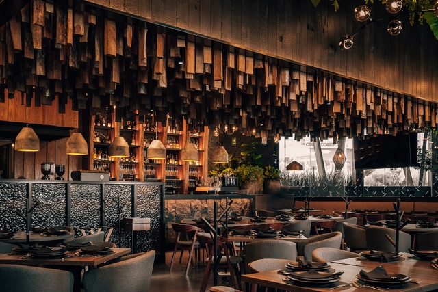 Restaurante Brasa Negra / Dionne Arquitectos + Carlos Rivera Disegno - Fotografía exterior, Restaurant, Sillas, Iluminación, Mesas