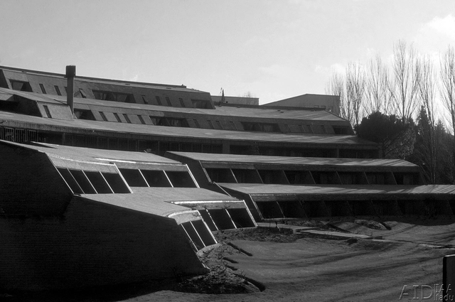 Clásicos de Arquitectura: Colegio Mayor Argentino / Horacio Baliero + Carmen Córdova - Fotografía exterior, Fachada