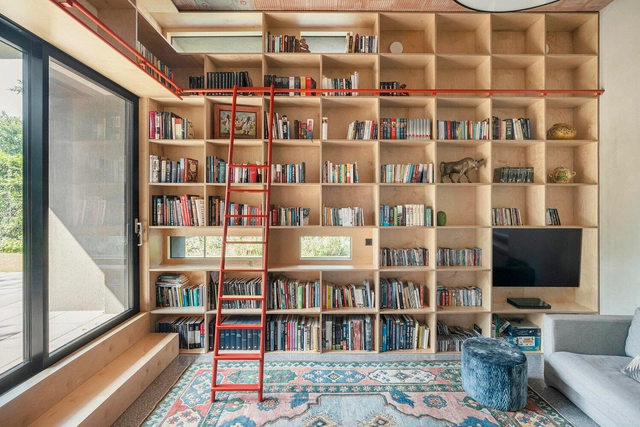 How to Reach High-Level Functionality With Interior Ladder Systems - Featured Image