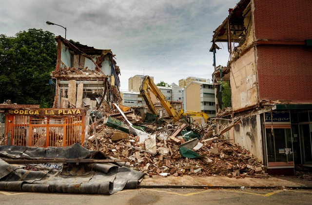 Descarbonizar la arquitectura: ¿Cómo diseñar para la demolición sostenible? - Imagen Principal