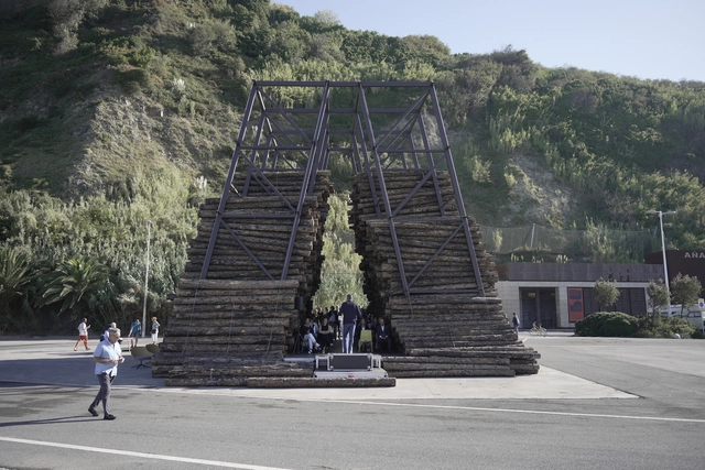 "Lost Forest" y el problema de los incendios forestales: el nuevo pabellón de árboles quemados para el Festival TAC! 2023 en Donostia-San Sebastián - Imagen Principal