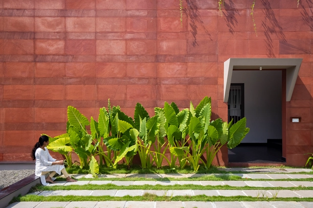 Red Wall Residence / i2a Architects Studio - Interior Photography, Houses, Garden, Facade, Door