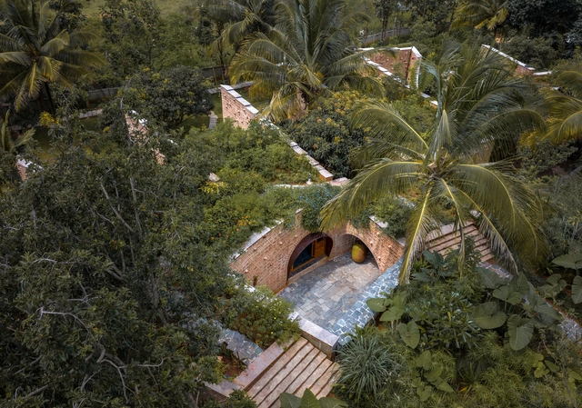 Ruinas subterráneas / A Threshold - Fotografía exterior, Casas, Jardín, Arco