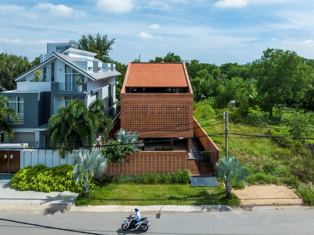 Nhà Bè House / Tropical Space - Exterior Photography, Houses, Garden, Facade