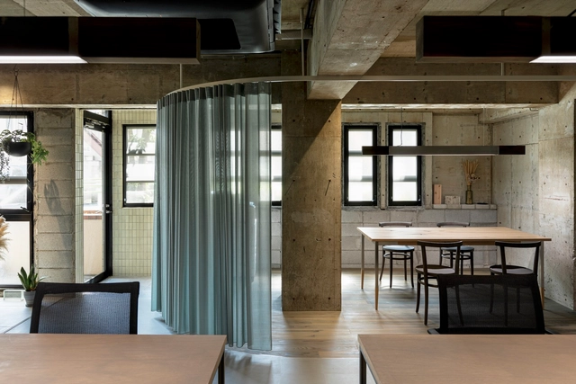Oficina SOGEN / Yuragi Architects - Fotografía interior, Arquitectura De Oficinas, Puerta, Fijación Vigas, Mesas, Sillas