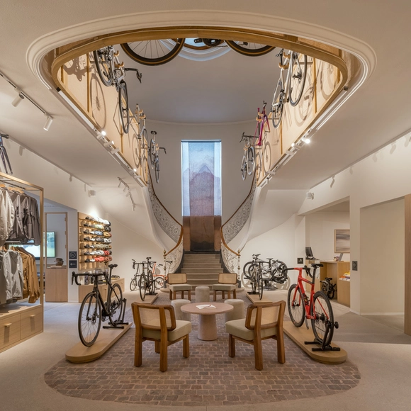 The Service Course + AÚNA Café  / MRD Arquitectos - Fotografía interior, Tienda, Arco, Iluminación, Mesas, Sillas
