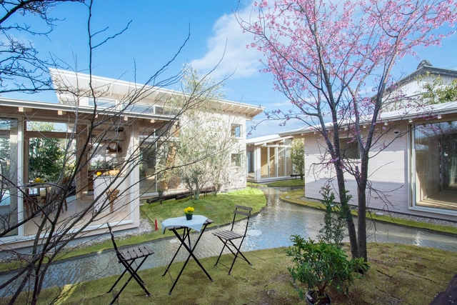 Casas Awazuku / Studio Velocity - Fotografia de Exterior, Casas, Jardim, Fachada, Mesa, Cadeira