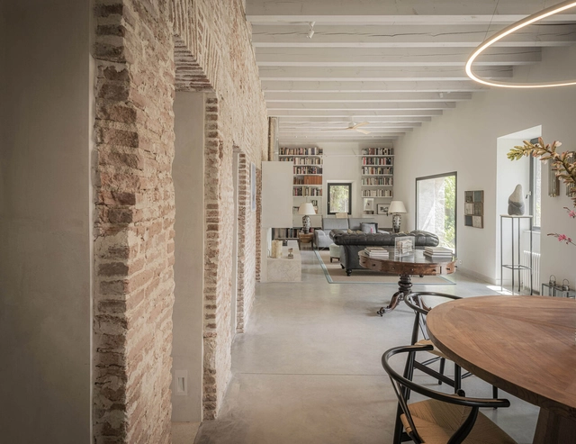 Restauro e adaptação de casa do século XIX / Adam Bresnick - Fotografia de Interiores, Renovação, Viga, Arco, Mesa, Cadeira