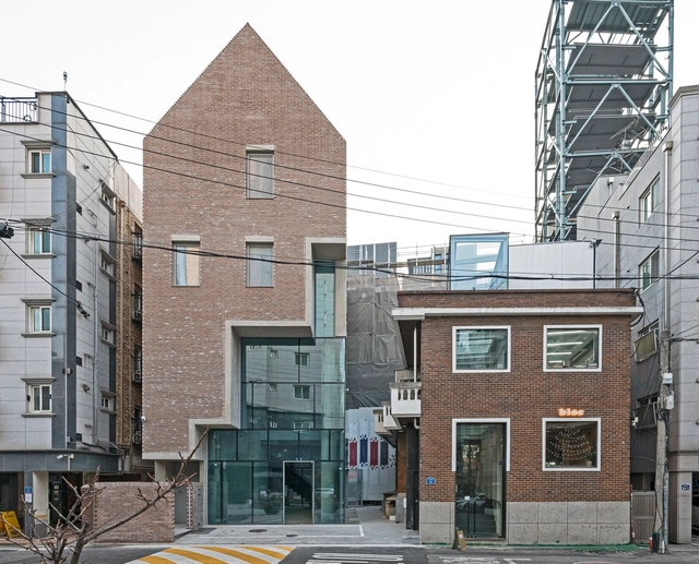 Dots 2 Commercial Building and House / JYA-RCHITECTS - Exterior Photography, Residential Interiors, Facade, Door