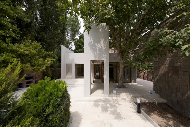 A House Between Two Walnuts / KAV Architects - Fotografía exterior, Casas, Jardín, Fachada, Arco