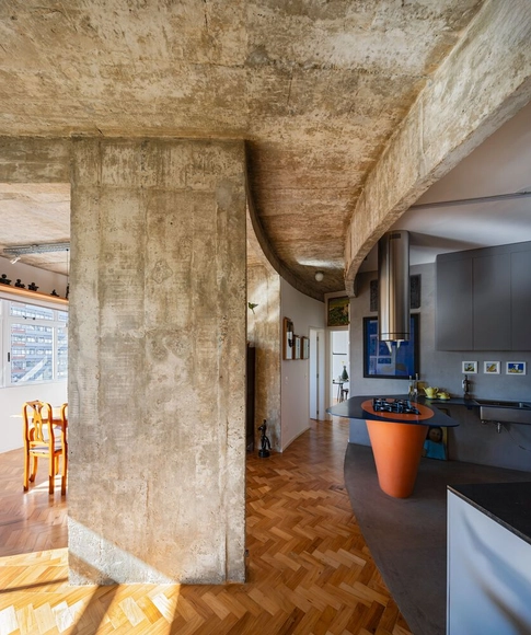 Intervención y remodelación en un piso del Edificio Pilar / Jô Vasconcellos Arquitetos Associados - Fotografía interior, Interiores Residenciales, Cocina, Fijación Vigas, Encimera, Tarjas