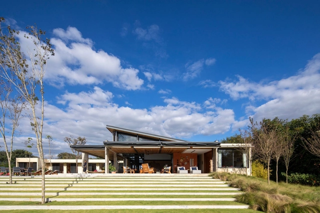 Residência MM Boa Vista / MPA Pedreira de Freitas Arquitetos - Fotografia de Exterior, Casas, Jardim, Fachada, Escada