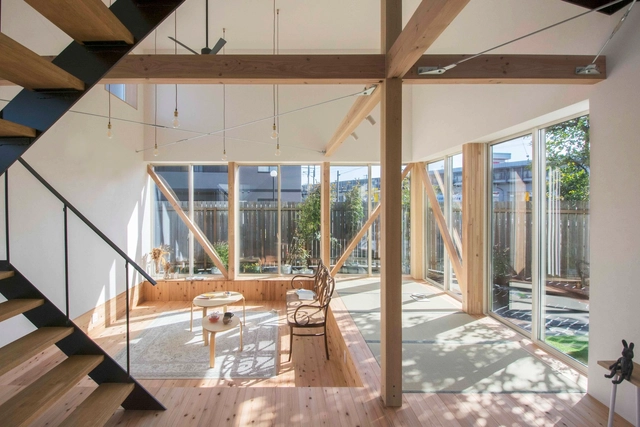 Casa que rodea el patio / Studio Velocity - Fotografía interior, Casas, Escaleras, Fijación Vigas, Fachada