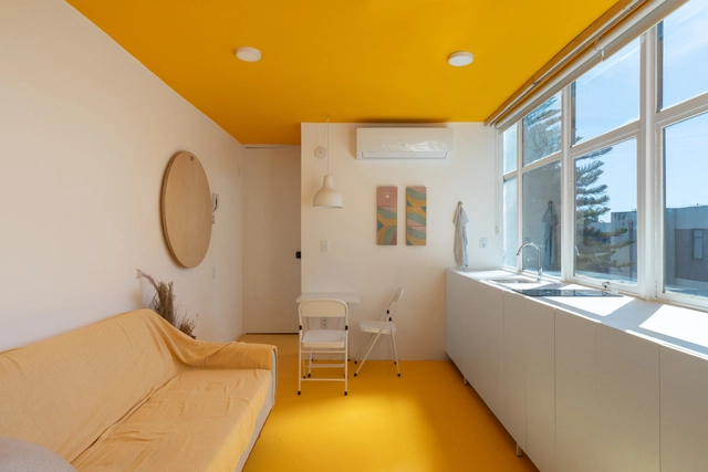Estudio 201 / LADRILHARIA arquitetura - Fotografia de Interiores, Interiores Residenciais, Dormitório, Porta, Mesa, Iluminação, Cadeira, Cama