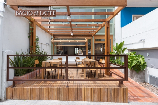 Sorveteria Bacio di Latte / Memola Estúdio + Vitor Penha - Fotografia de Interiores, Cafeterias, Terraço, Fachada, Viga, Corrimão, Balcão, Cadeira, Mesa