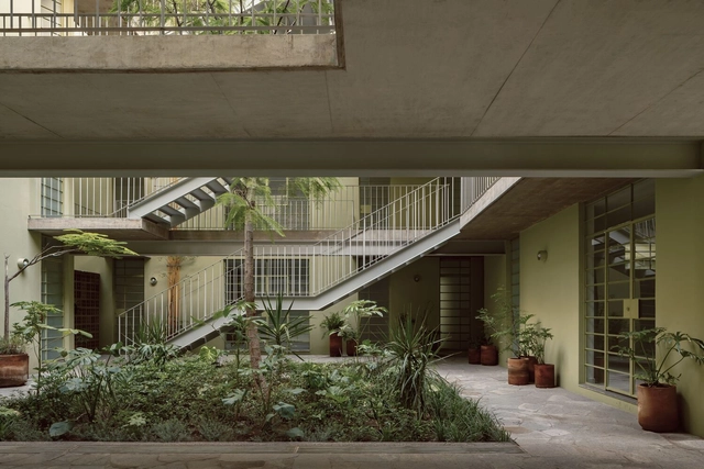 Edificio XX de Noviembre / Estudio Hidalgo - Fotografía interior, Apartamentos, Jardín, Puerta, Fachada, Barandas, Sillas
