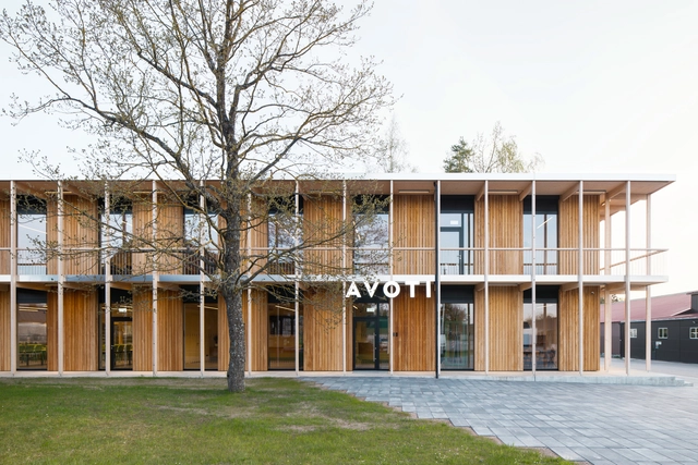 Edificio de oficinas de madera AVOTI en Lizums / MADE arhitekti - Fotografía exterior, En Detalle, Fachada, Puerta