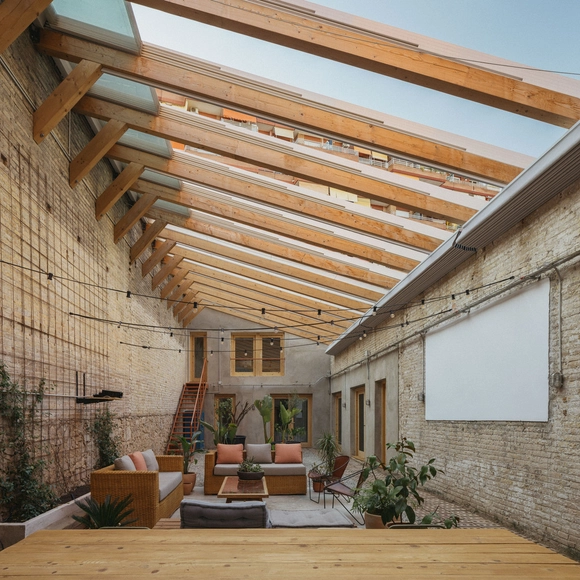 Casa Oasi / MARBÄ Artquitectura + Diseño iluminación Cálida Lighting - Fotografía exterior, Casas, Patio interior, Fijación Vigas, Fachada, Mesas