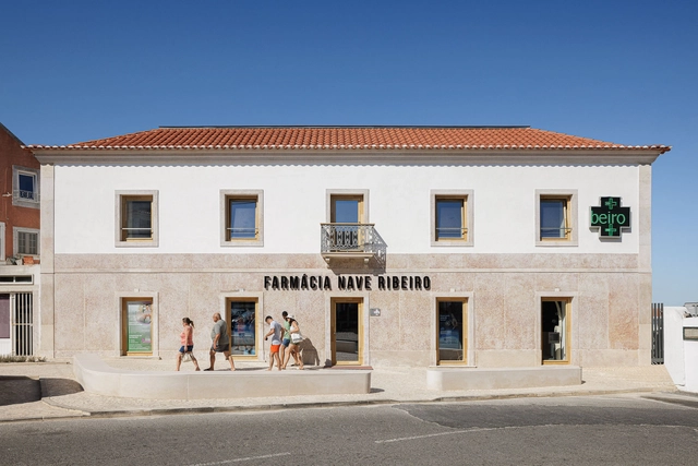 Farmácia NR / Esquissos - Arquitectura e Consultoria - Fotografia de Exterior, Farmácia, Porta, Fachada
