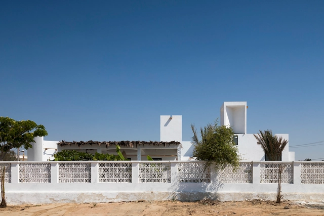 A House Looking to The Sea / Kooshk Office - Fotografía exterior, Casas, Fachada, Cierros