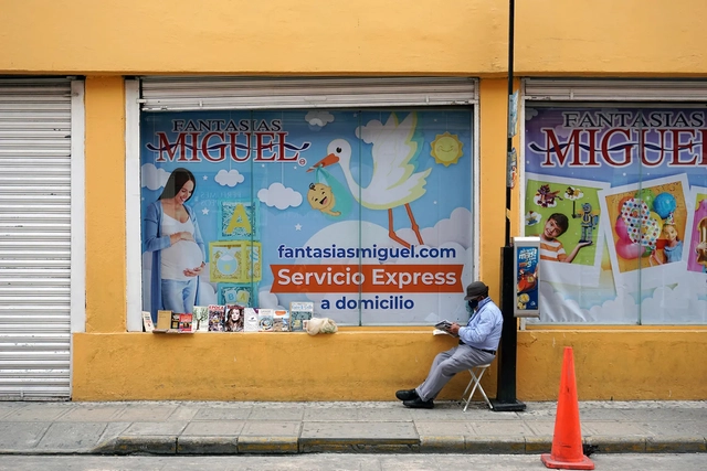 Arquitectura e integración urbana: es posible transformar la ciudad con un balcón hacia la calle - Imagen Principal