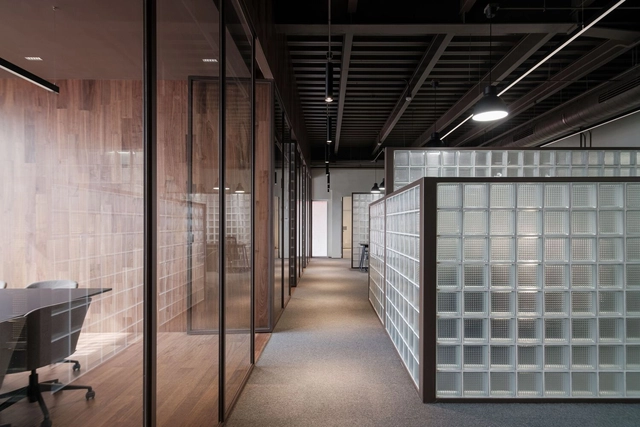 Oficinas de FINMAQ / TAQ Arquitectura - Fotografía interior, Interiores De Oficina, Puerta, Fachada, Fijación Vigas