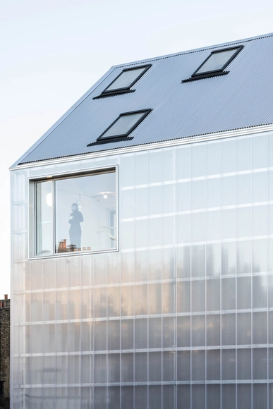 Ecological, Lightweight, and Slender: Energy-Efficient Architecture with Translucent Polycarbonate - Featured Image
