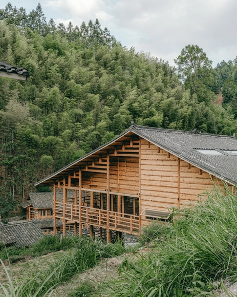 A Casa do Poço no Terraço / ATLAS STUDIO - Fotografia de Exterior, Casas, Porta, Floresta