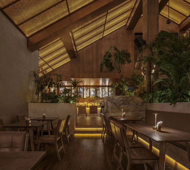 北京躲猫猫酒吧餐厅 / 大观建筑 - 室内图, 酒店建筑室内设计, 梁, 桌子, 椅子