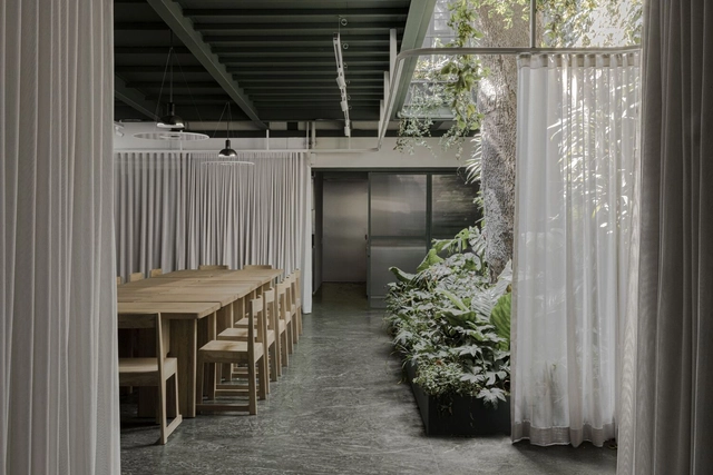 Casa Paladar / apda Ana Paula de Alba + IUA Ignacio Urquiza Arquitectos - Fotografia de Exterior, Restaurante, Jardim, Fachada, Mesa, Cadeira