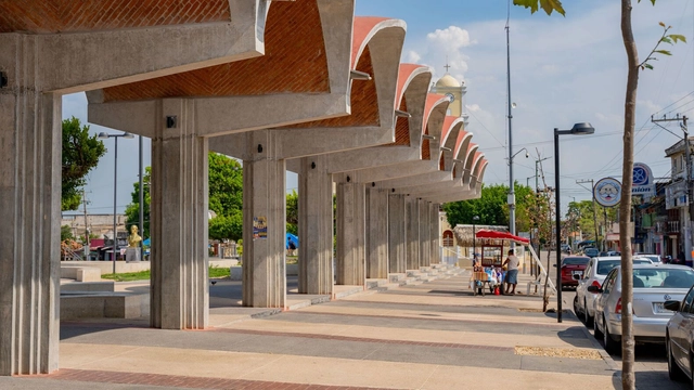 Plaza Principal Cosoleacaque Veracruz / Colectivo MX + Gabriel Konzevik + Reyes Ríos + Larraín arquitectos - Fotografía exterior, Plaza, Fachada, Arco, Pilares