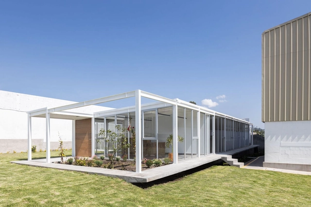 Oficina - Galpón / Office x Tohme - Fotografía exterior, Edificio De Oficinas, Jardín, Puerta, Fachada