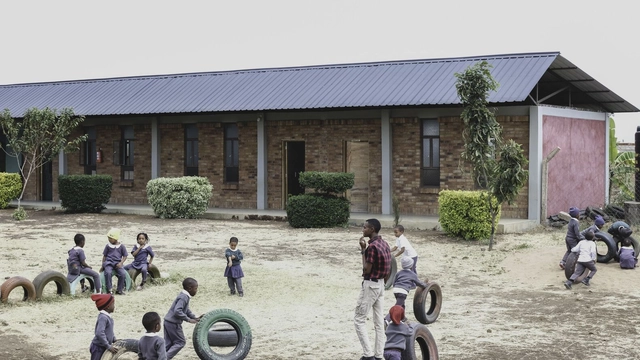Escuela Primaria Mbalamwezi / Sebastián Silva Zunza Arquitecto (SSZA) - Fotografía exterior, Escuela Primaria, Jardín, Puerta, Fachada