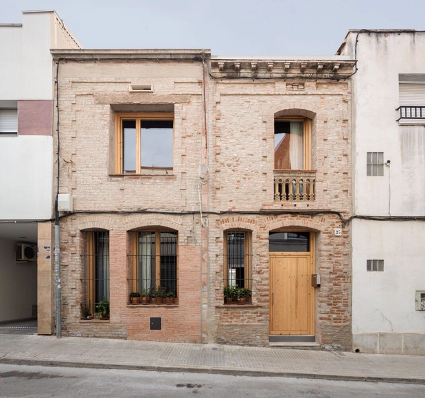 Rehabilitación de dos casas entre medianeras / arqbag - Fotografía exterior, Preservación Histórica, Puerta, Fachada, Arco
