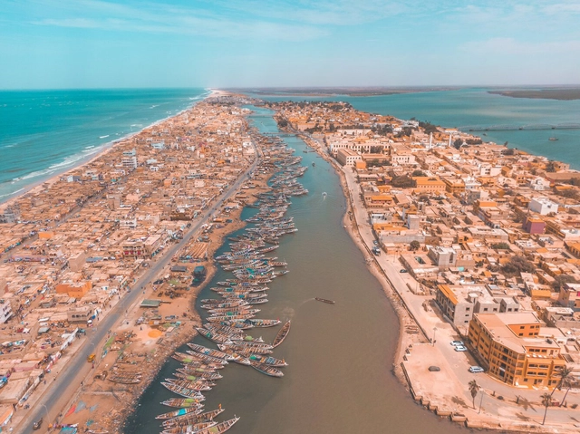 Explorando la isla de Saint-Louis en Senegal: descubre su historia arquitectónica y sus desafíos de conservación - Imagen Principal